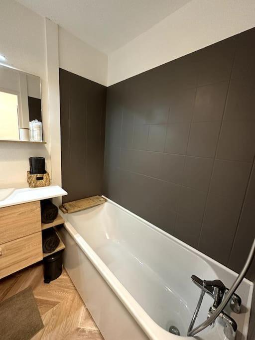Appartement Cosy Avec Balcon Et Piscine Besanzón Exterior foto